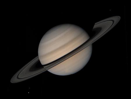 Zawrotne tempo rotacji Saturna wskazuje na jego szybkie narodziny