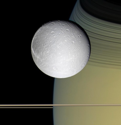 Cassini wykrywa ślady tlenu wokół jednego z księżyców Saturna
