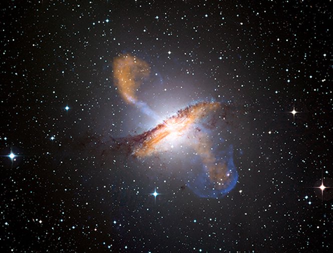 Supermasywne czarne dziury wirujące wstecz wyrzucają promienie śmierci?
